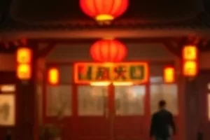 纪实长片《高原邮路上的摩托车》封面，土路上扬起的细尘