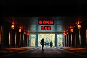 短剧《深夜便利店的手写便签》封面，货架前贴着便签的收银台